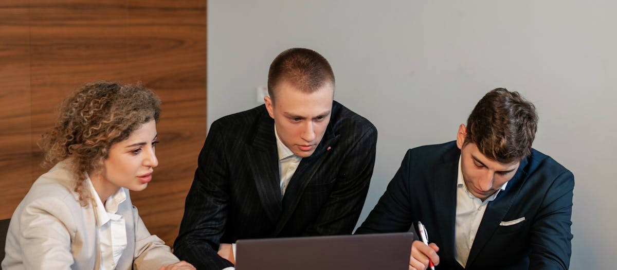 Alternative à OVH : équipe professionnelle comparant les hébergeurs web français