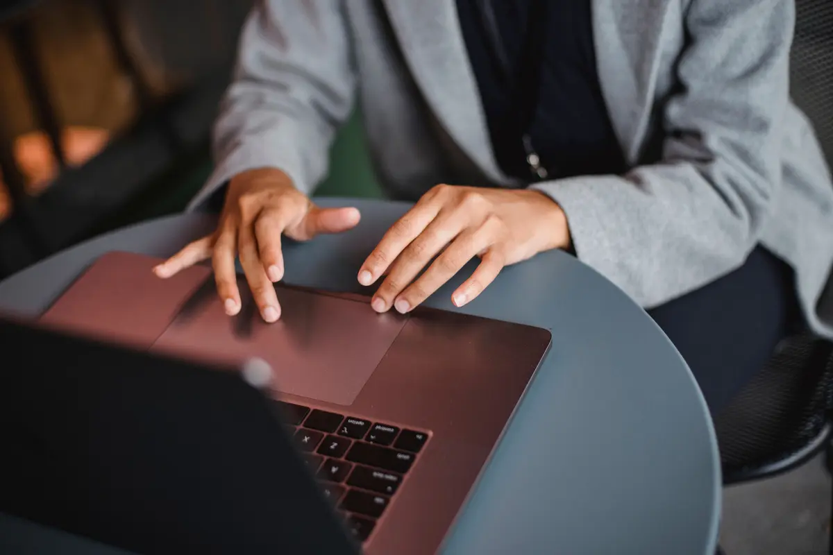 Entrepreneur lançant son site web professionnel avec Ouioweb