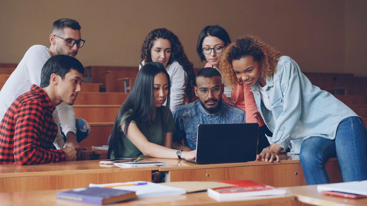 Étudiant créant son site web hébergé gratuitement par Ouioweb